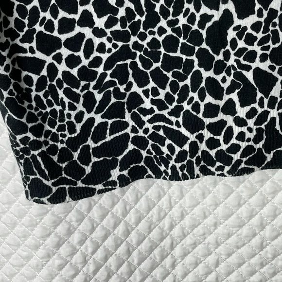 Jones New York B&W Giraffe print 1-button cardigan. Size Med. - Picture 5 of 9